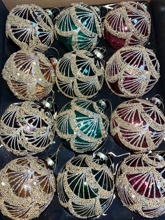 Doos vol met 12 glazen kerstballen in donkergroen, rood en goud, versierd met gouden kraaltjes en pailletten.