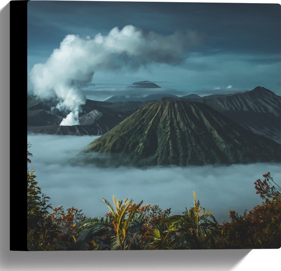 WallClassics - Canvas  - Rook uit Vulkaan - 30x30 cm Foto op Canvas Schilderij (Wanddecoratie op Canvas)
