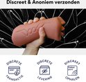 Een hand houdt een bruine masturbator met gezicht vast. Discreet verzonden.