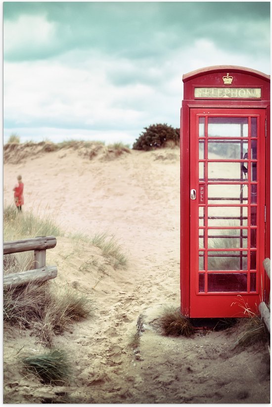 WallClassics - Poster (Mat) - Rode Telefooncel in Duinen - 70x105 cm Foto op Posterpapier met een Matte look