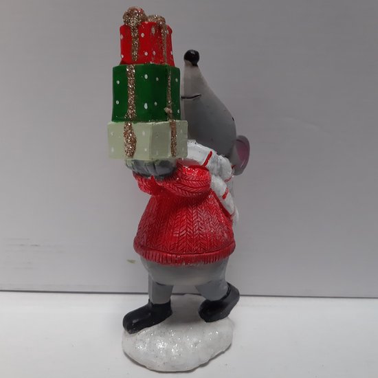 Beeldje kerst winterse muis met rode trui met stapel cadeaus 17cm