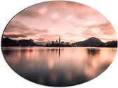 WallClassics - Dibond Ovaal - Roze Zon Schitterend op Water - 56x42 cm Foto op Ovaal (Met Ophangsysteem)