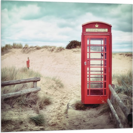 WallClassics - Vlag - Rode Telefooncel in Duinen - 80x80 cm Foto op Polyester Vlag