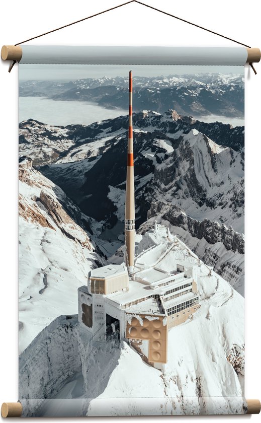 WallClassics - Textielposter - Santis - Mountain Peak Gebouw in Bergen - 40x60 cm Foto op Textiel