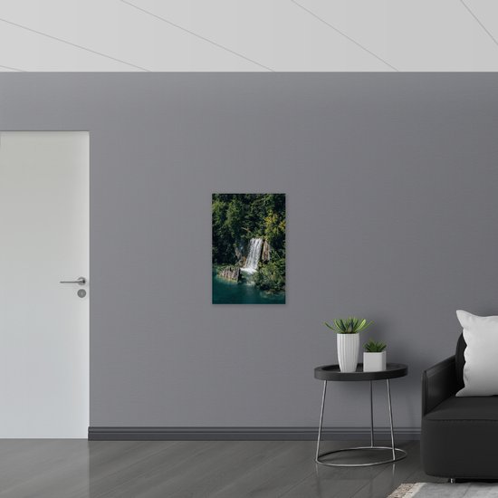 PVC Schuimplaat - Waterval Uitstromend in de Zee - 50x75 cm Foto op PVC Schuimplaat (Met Ophangsysteem)
