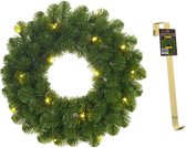 Groene verlichte kerstkransen/deurkransen met 30 LEDS 60 cm en met gouden hanger - Kerstversiering/kerstdecoratie kransen