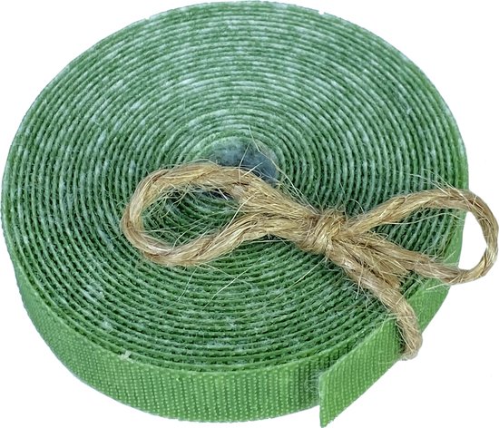 Groene klittenbandrol met een touwtje eromheen.