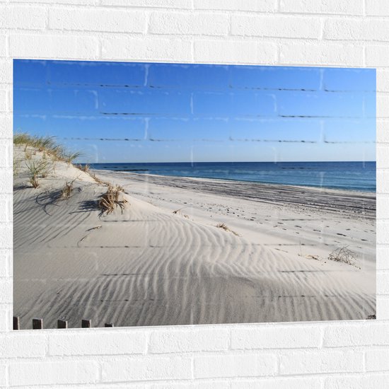 WallClassics - Muursticker - Witte Duinen tegen de Zee - 100x75 cm Foto op Muursticker