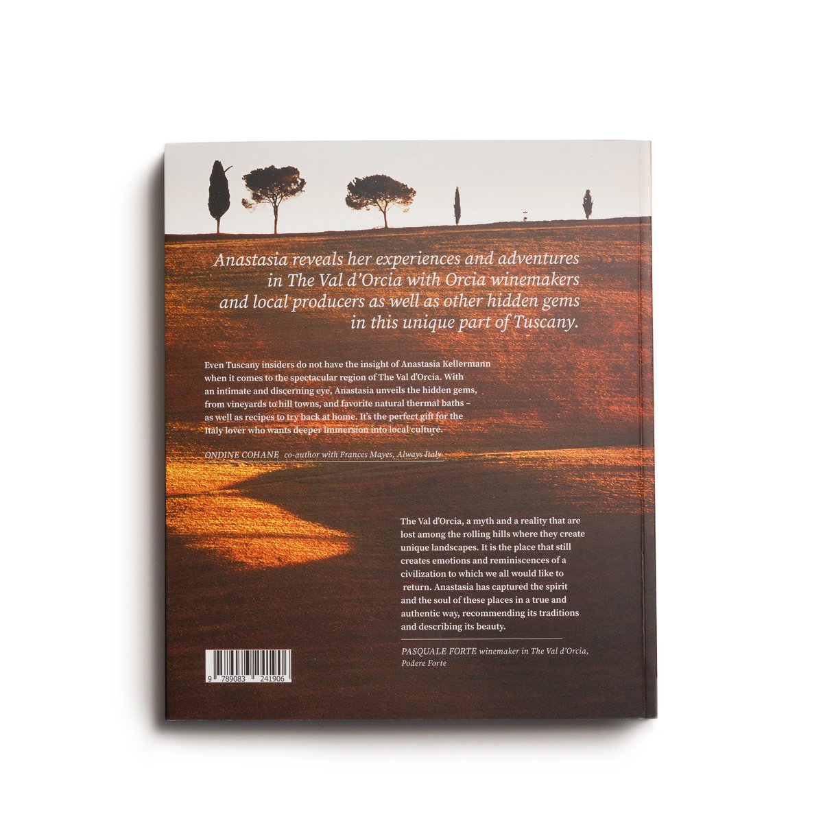 Een boek kaft met de tekst 'Anastasia reveals her experiences and adventures in The Val d'Orcia with Orcia winemakers and other hidden gems' en een foto van cypressenbomen op een heuvel in de schemering.