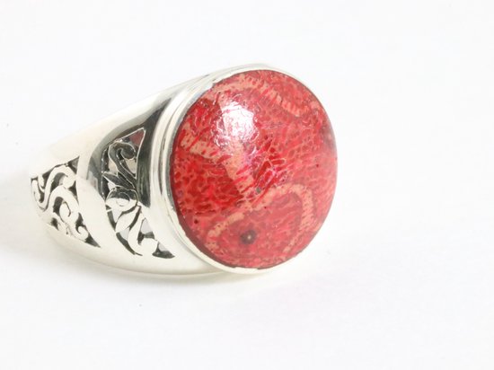 Opengewerkte zilveren ring met rode koraal steen - maat 16.5