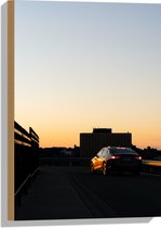 WallClassics - Hout - Auto op Dak van Parkeergarage - 40x60 cm - 12 mm dik - Foto op Hout (Met Ophangsysteem)