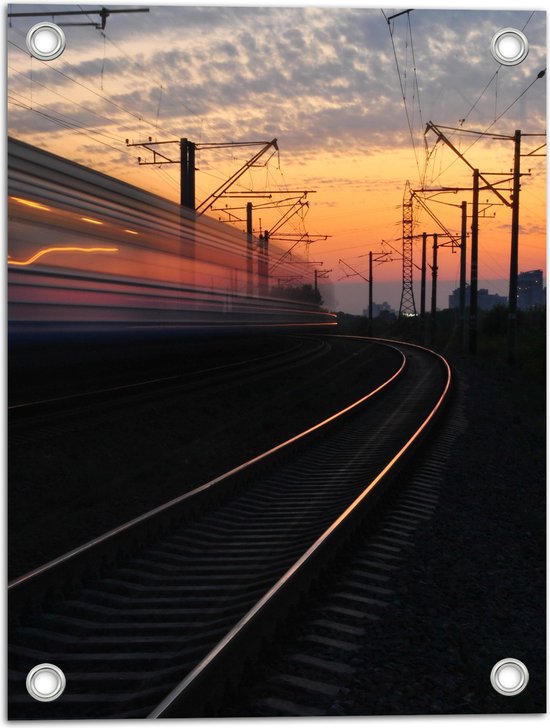 WallClassics - Tuinposter – Treinrails bij Zonsondergang - 30x40 cm Foto op Tuinposter  (wanddecoratie voor buiten en binnen)