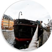 WallClassics - PVC Schuimplaat Muurcirkel - Dik Touw aan Zwart Schip - 30x30 cm Foto op Muurcirkel (met ophangsysteem)