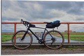 WallClassics - Dibond - Vélo de course garé sur un pont - Photo sur aluminium 75x50 cm (avec système d'accrochage)