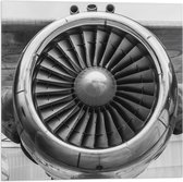 WallClassics - Vlag - Close up van Grote Vliegtuigmotor (zwart/wit) - 50x50 cm Foto op Polyester Vlag