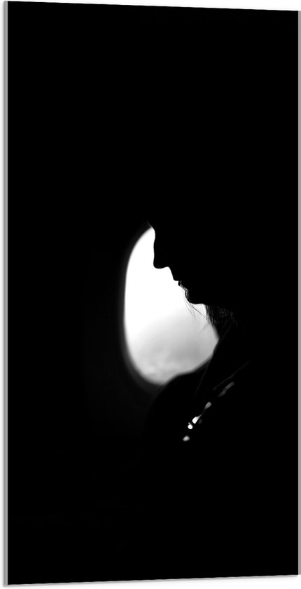 WallClassics - Acrylglas - Silhouet van Man bij Vliegtuigraam - 50x100 cm Foto op Acrylglas (Met Ophangsysteem)