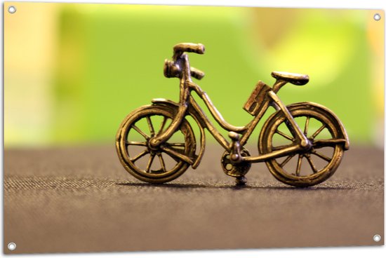 WallClassics - Tuinposter – Miniatuurbeeld van Gouden Fiets - 105x70 cm Foto op Tuinposter  (wanddecoratie voor buiten en binnen)