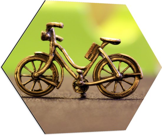 WallClassics - Dibond Hexagon - Miniatuurbeeld van Gouden Fiets - 70x60.9 cm Foto op Hexagon (Met Ophangsysteem)