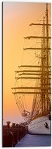 WallClassics - Dibond - Hoge Mast op Zeilschip bij Zonsondergang - 30x90 cm Foto op Aluminium (Wanddecoratie van metaal)