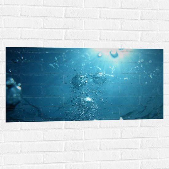 WallClassics - Muursticker - Luchtbellen onder Water - 100x50 cm Foto op Muursticker