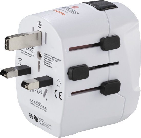 Witte wereldstekker met uitschuifbare pinnen en USB-poorten. Met rode en zwarte accenten.