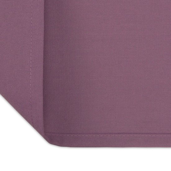 Close-up van een paarse servet met gestikte randen en zichtbare textuur.