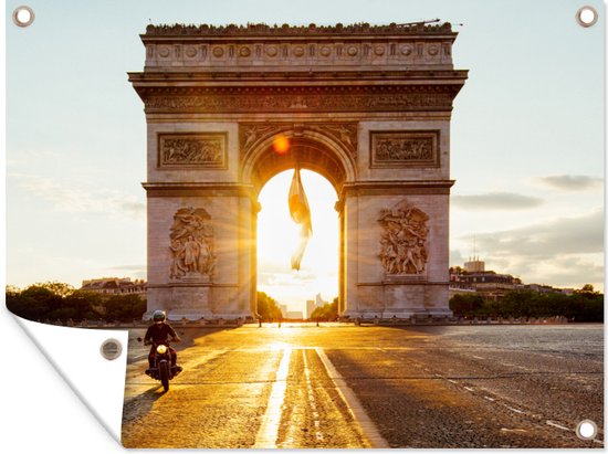Le soleil éclatant qui brille à travers l'Arc de Triomphe sur une place calme en France Affiche de jardin 160x120 cm - Toile de jardin / Toile d'extérieur / Peintures d'extérieur (décoration de jardin) XXL / Groot format!