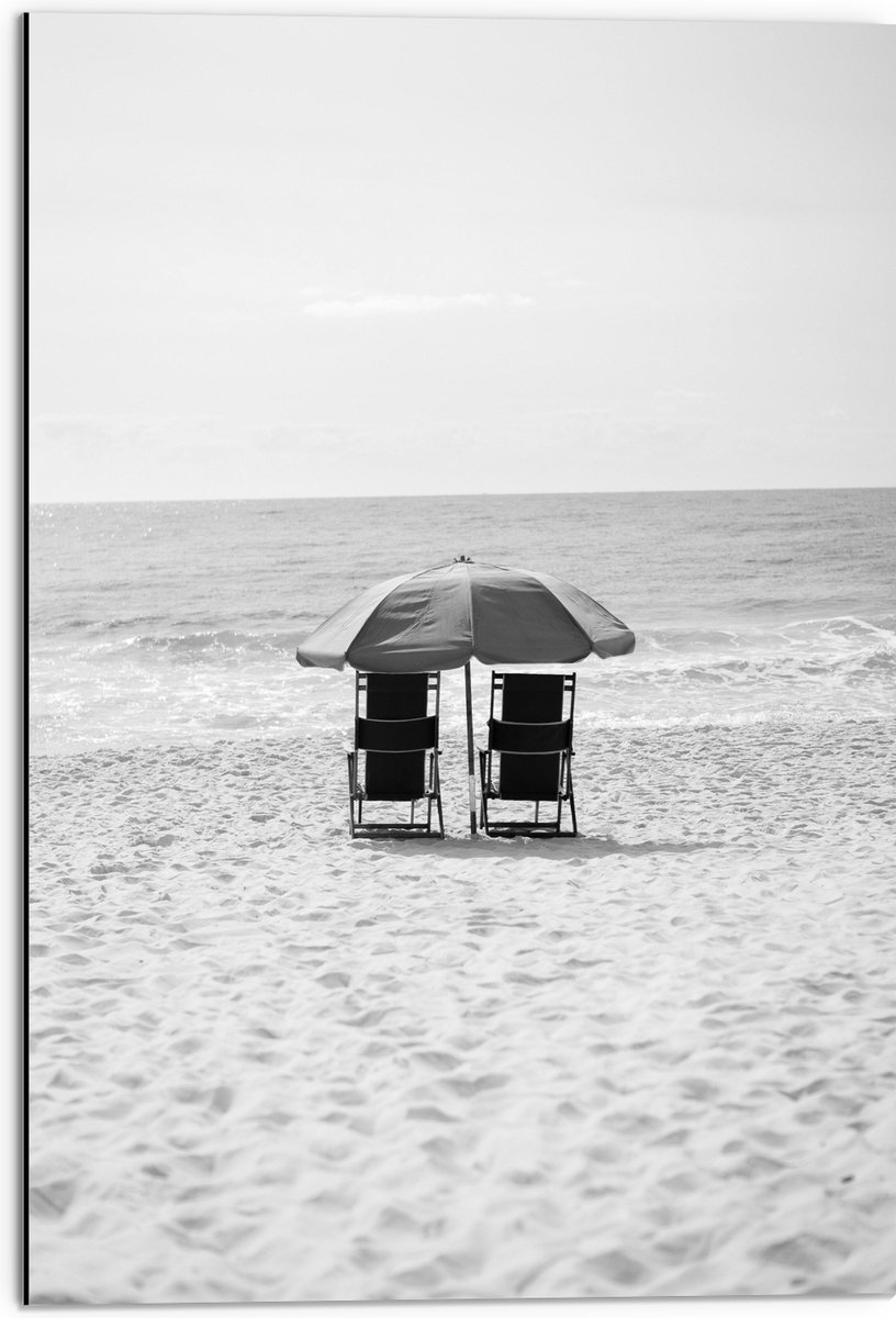 Dibond - Stoelen op het Strabd met Parasol in het zwart-wit - 50x75 cm Foto op Aluminium (