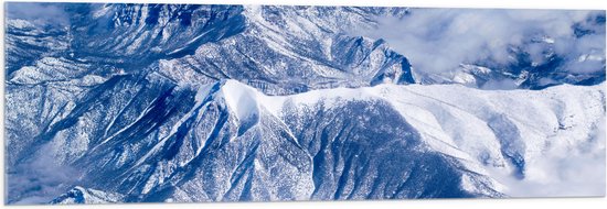 WallClassics - Acrylglas - Wolken bij Bergen met Sneeuw - 120x40 cm Foto op Acrylglas (Wanddecoratie op Acrylaat)