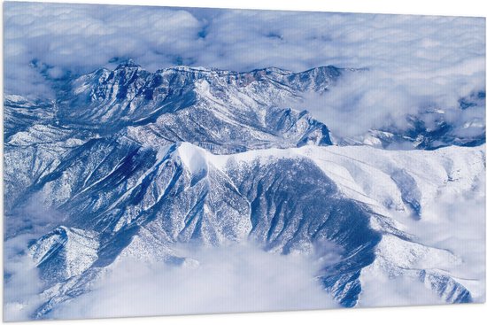 WallClassics - Drapeau - Nuages dans les Montagnes avec neige - 150x100 cm Photo sur drapeau en polyester