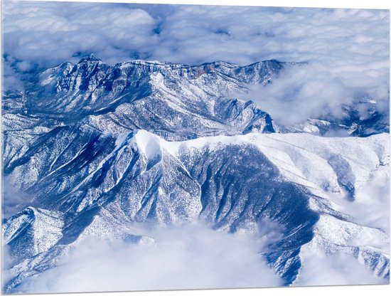 WallClassics - Acrylglas - Wolken bij Bergen met Sneeuw - 100x75 cm Foto op Acrylglas (Wanddecoratie op Acrylaat)
