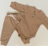 2-delig baby pakje met broek en romper bruin - baby - babykleding - kraamcadeau - kinderkleding - geboorte