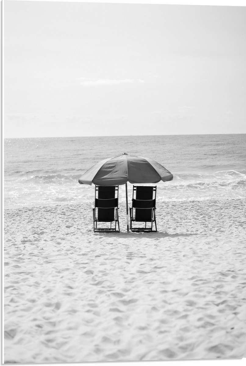PVC Schuimplaat - Stoelen op het Strabd met Parasol in het zwart-wit - 50x75 cm Foto op PV