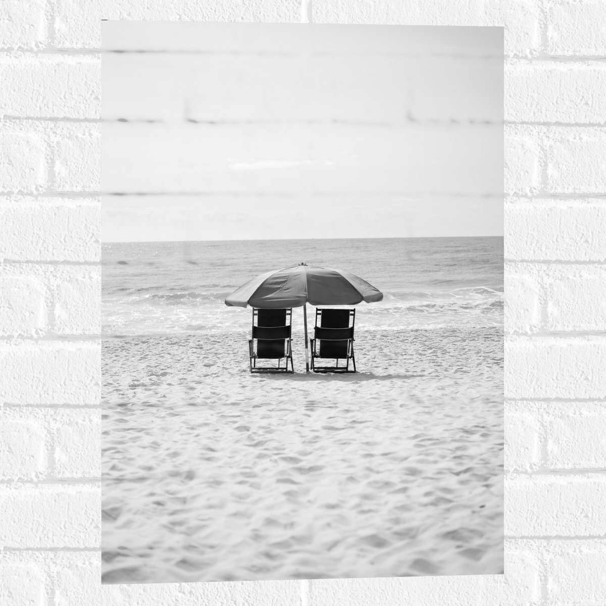 Muursticker - Stoelen op het Strabd met Parasol in het zwart-wit - 40x60 cm Foto op Muurst
