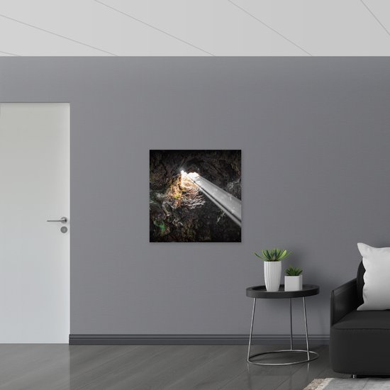 WallClassics - Verre acrylique - La lumière brille à travers l'ouverture de la grotte - Photo 80 x 80 cm sur verre acrylique (avec système de suspension)