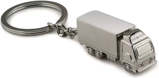 Zilverkleurige sleutelhanger in de vorm van een vrachtwagen, op witte achtergrond.