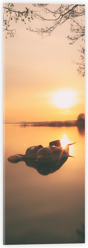 WallClassics - Acrylglas - Ondergaande Zon bij Kleine Boot op Meer - 20x60 cm Foto op Acrylglas (Met Ophangsysteem)