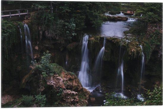 WallClassics - Vlag - Watervallen in de Natuur - 60x40 cm Foto op Polyester Vlag