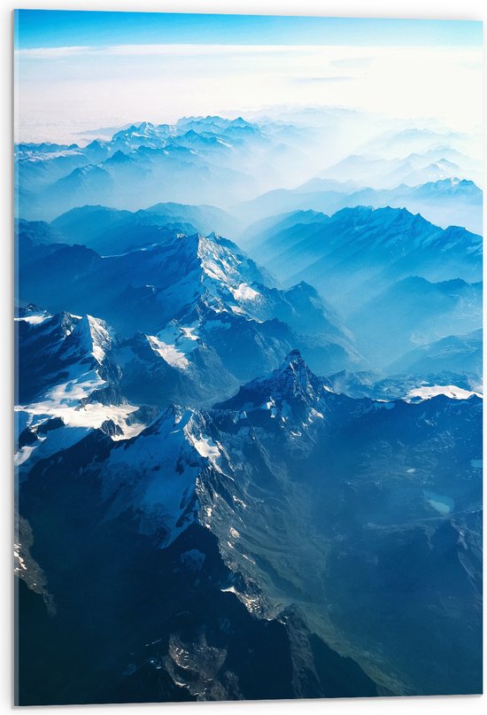 WallClassics - Acrylglas - Blauwe Lucht boven Mistige Bergen - 50x75 cm Foto op Acrylglas (Met Ophangsysteem)