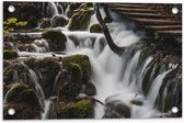 WallClassics - Tuinposter – Watervallen onder de Brug - 60x40 cm Foto op Tuinposter  (wanddecoratie voor buiten en binnen)