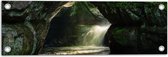 WallClassics - Tuinposter – Sprookjesachtige Grot met Rivier - 60x20 cm Foto op Tuinposter  (wanddecoratie voor buiten en binnen)