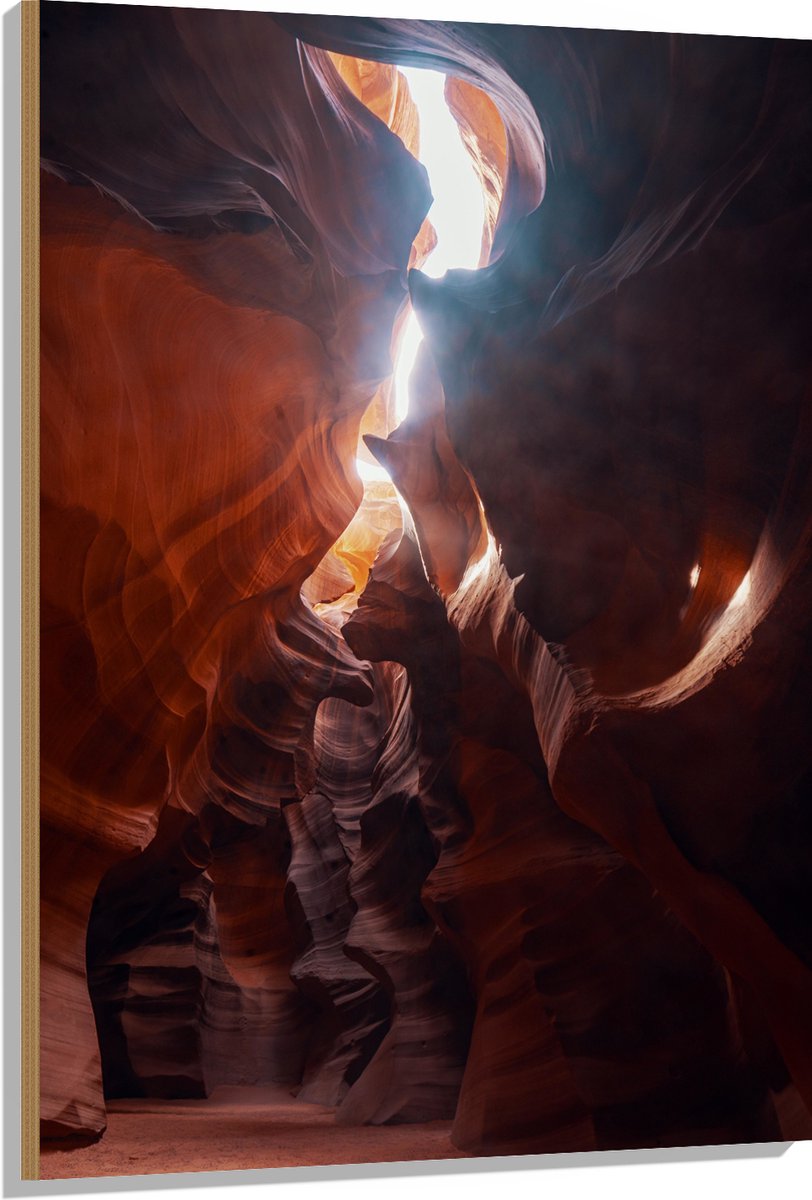 WallClassics - Hout - Lichstraal door Oranje Rotsen in VS - 80x120 cm - 12 mm dik - Foto op Hout (Met Ophangsysteem)