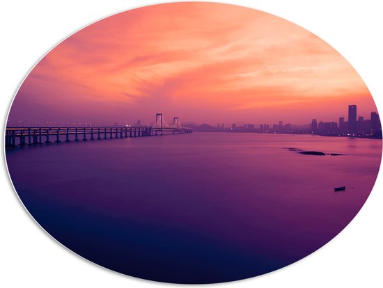 WallClassics - Plaque de Mousse PVC Ovale - Très Long Pont sur l' Water vers la Ville - 108x81 cm Photo sur Ovale (Avec Système d'accrochage)