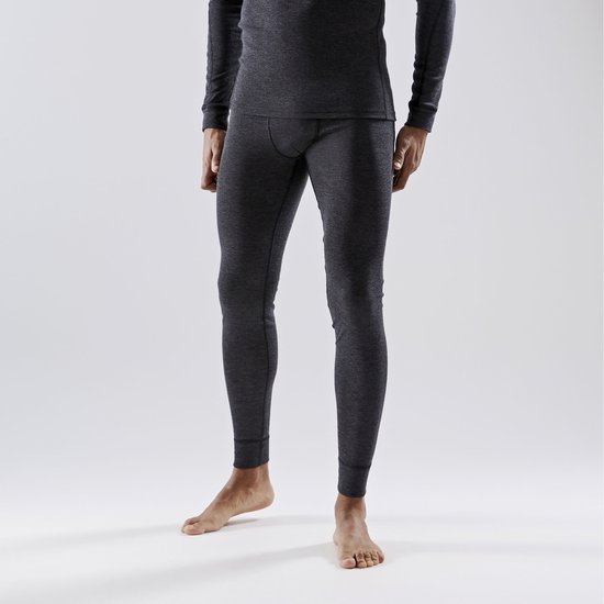 Model in donkere antraciet thermobroek met zwarte tailleband.