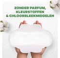 Kind handen tonen wit Always maandverband. Tekst: 'ZONDER PARFUM, KLEURSTOFFEN & CHLOORBLEEKMIDDELEN'