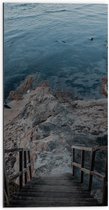WallClassics - Dibond - Houten Trap naar de Zee - 50x100 cm Foto op Aluminium (Wanddecoratie van metaal)