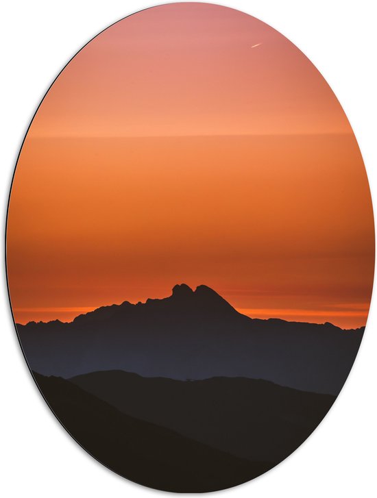 WallClassics - Dibond Ovaal - Silhouette van Bergen bij Zonsondergang - 72x96 cm Foto op Ovaal (Met Ophangsysteem)