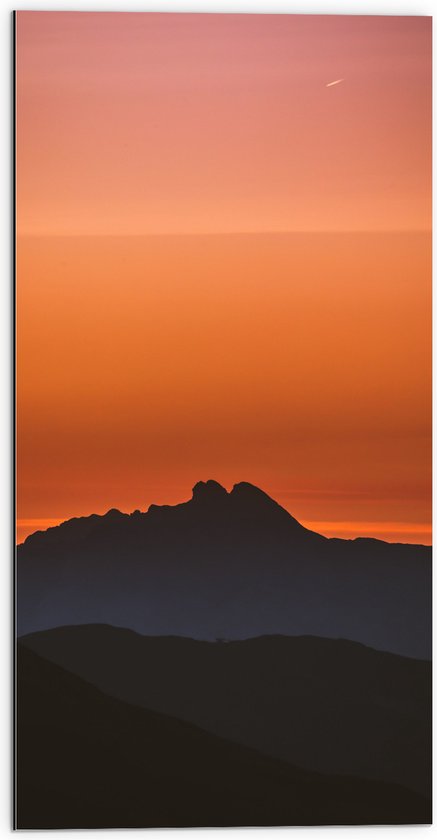 WallClassics - Dibond - Silhouette van Bergen bij Zonsondergang - 50x100 cm Foto op Aluminium (Met Ophangsysteem)