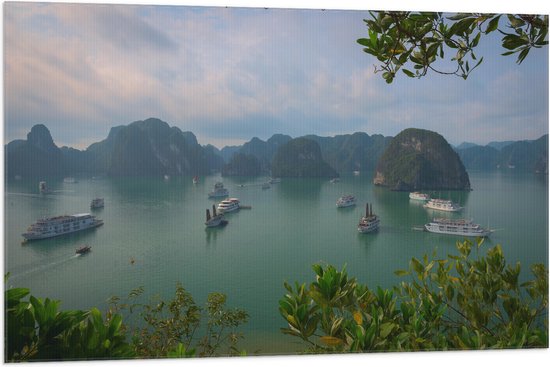 WallClassics - Vlag - Veel Shepen in Ha Longbaai - Vietnam - 105x70 cm Foto op Polyester Vlag