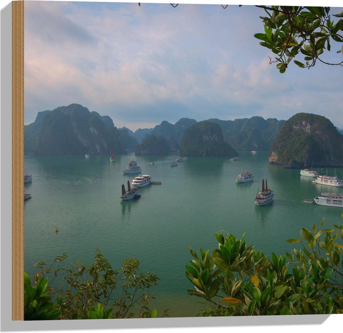 WallClassics - Hout - Veel Shepen in Ha Longbaai - Vietnam - 50x50 cm - 12 mm dik - Foto op Hout (Met Ophangsysteem)
